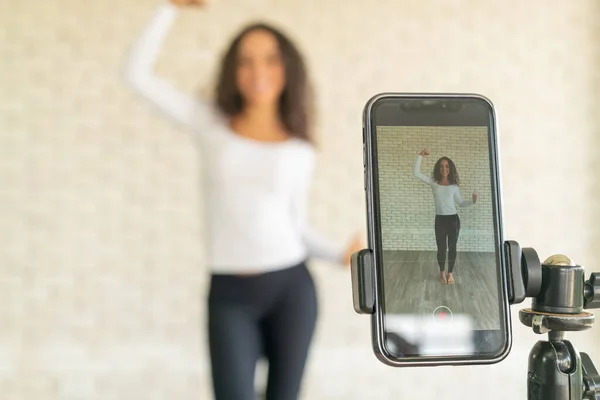 Latynoska Kobieta Influencer Stworzyła Swój Taneczny Filmik Pomocą Smartfona Udostępnianie — Zdjęcie stockowe