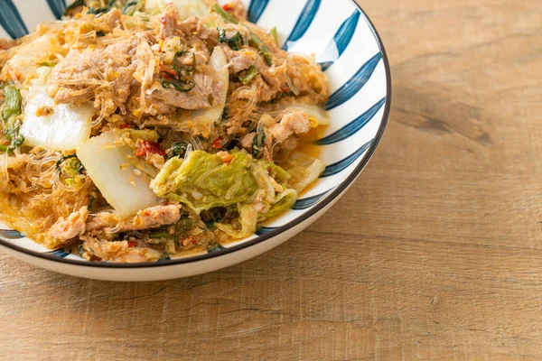 Kızarmış Tayland usulü Sukiyaki ya da Sukiyaki soslu domuz ve sebzeli karışık vermicelli Asya yemeği.