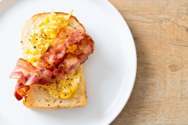 Çırpılmış yumurta ve domuz pastırmalı ekmek.