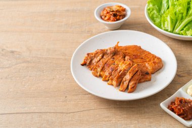 Kore usulü salamura edilmiş domuz eti sosu. Sebze ve kimchi ile birlikte. Kore usulü.