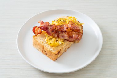 Çırpılmış yumurta ve domuz pastırmalı ekmek.