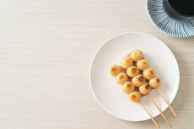 Mitarashi dango. Japon usulü soya soslu hamur tatlısı.