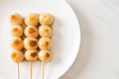 Mitarashi dango. Japon usulü soya soslu hamur tatlısı.