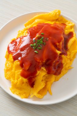 Omlet ambalajlı kızarmış pirinç ya da Japon usulü Omurice. Asya usulü.