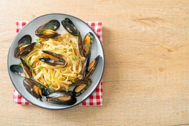 Linguine spagetti makarna vongole beyaz şarap sosu İtalyan deniz ürünleri makarna ve midye