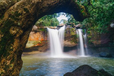 Tayland 'daki Khao Yai Ulusal Parkı' nda Güzel Saç Suwat Şelalesi