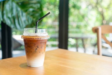 Kahve dükkanında kahve bardağında buzlu kahve.