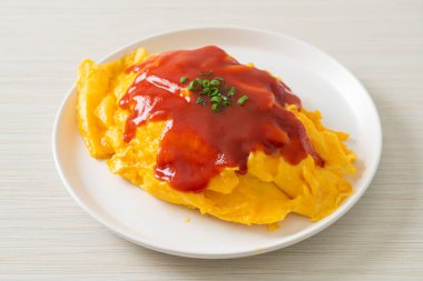 Omlet ambalajlı kızarmış pirinç ya da Japon usulü Omurice. Asya usulü.