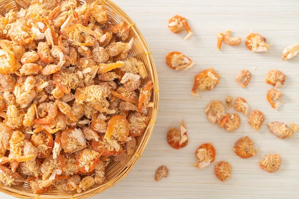 Kurutulmuş karides ya da kase içinde kurutulmuş tuzlanmış karides.