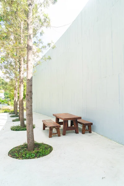 Mesa Pátio Exterior Madeira Vazia Conjunto Cadeira Com Parede Branca — Fotografia de Stock