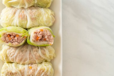 Çin lahanasına sarılı ev yapımı kıymalı domuz eti ya da haşlanmış lahana.