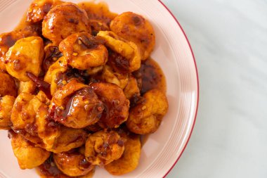 Baharatlı soslu kızarmış köfte - Tayland sokak yemeği tarzı