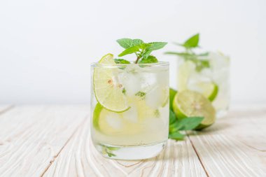 Naneli buzlu limonlu soda, ferahlatıcı içecek.