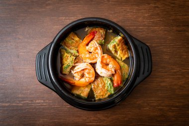 Karides ve sebze omletli Tamarind Paste 'den yapılmış ekşi çorba - Asya usulü.