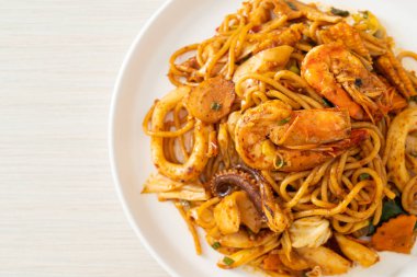 Karıştırılmış Tom Yum deniz ürünleri kurutulmuş spagetti - Füzyon gıda tarzı