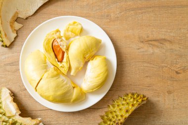 Durian olgun ve taze, durian kabuğu beyaz tabakta.