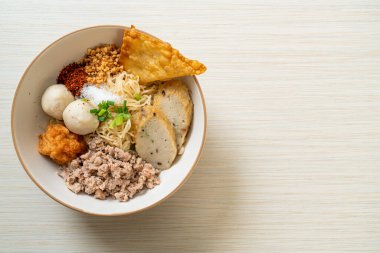 Balık köfteli baharatlı erişte ve çorbasız karides köftesi. Asya usulü.