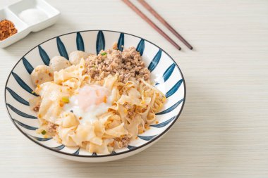 Kurutulmuş baharatlı erişte, kıymalı domuz eti, köfte ve yumurta Asya usulü.