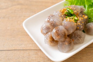 Şeffaf toplara Saku Sai Moo ya da buharda pişirilmiş Tapioca köfteleri deniyor.