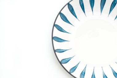 boş güzel ve klasik seramik plaka beyaz arkaplanda izole