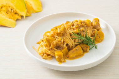 kabaklı spagetti makarna alfredo sosu - vegan ve vejetaryen yemek tarzı