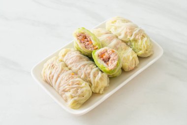 Çin lahanasına sarılı ev yapımı kıymalı domuz eti ya da haşlanmış lahana.