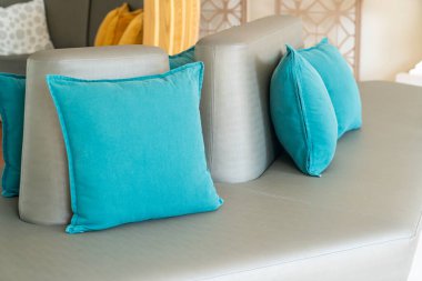 Kanepede güzel, rahat yastıklar.