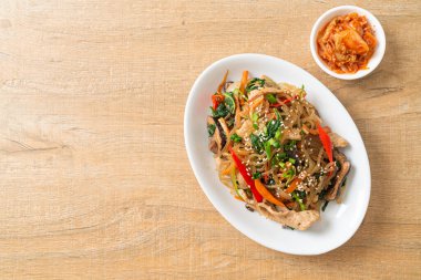 Japchae ya da karışık Kore vermicelli erişte sebzeli ve üzerine beyaz susamlı domuz eti - Kore geleneksel yemek tarzı