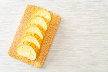 Tahtada dilimlenmiş patates ekmeği.