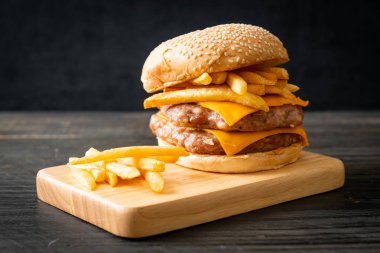 Domuz burger veya peynirli domuz burger ve patates kızartması.