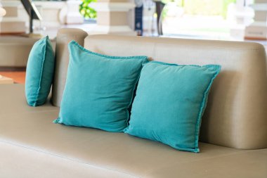 Kanepede güzel, rahat yastıklar.