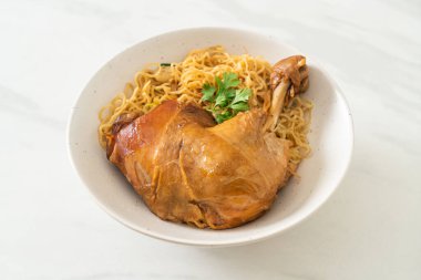 Kurutulmuş erişte ve haşlanmış tavuk kasesi. Asya usulü.