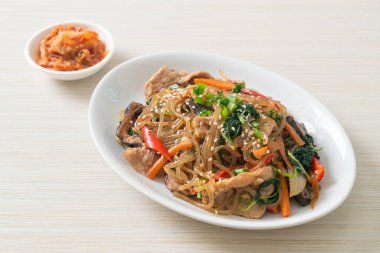 Japchae ya da karışık Kore vermicelli erişte sebzeli ve üzerine beyaz susamlı domuz eti - Kore geleneksel yemek tarzı