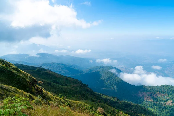 Tayland, Chiang Mai 'deki Kew Mae Pan Doğa Yolu' nda bulutlu ve mavi gökyüzü olan güzel bir dağ tabakası.