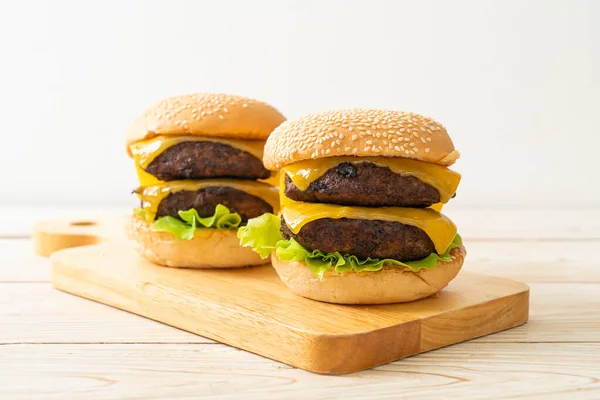 Peynirli hamburger veya sığır burger - sağlıksız yemek tarzı