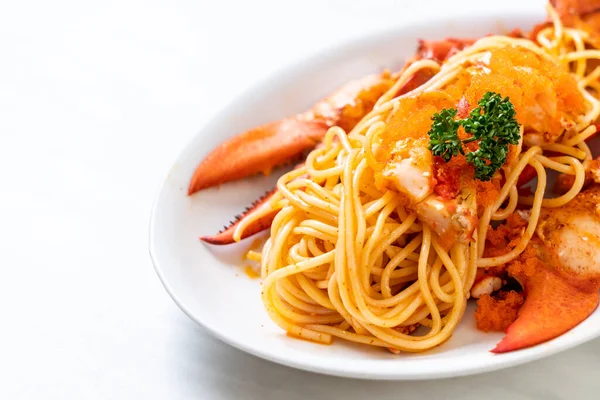 Спагетти Креветочным Яйцом Белой Тарелке — стоковое фото