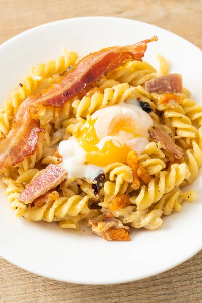 Carbonara fusilli makarna baharatlı pastırma - İtalyan yemeği tarzı.