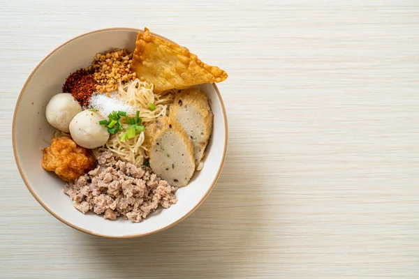 Balık köfteli baharatlı erişte ve çorbasız karides köftesi. Asya usulü.