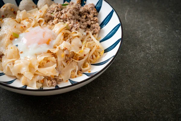 Kurutulmuş baharatlı erişte, kıymalı domuz eti, köfte ve yumurta Asya usulü.