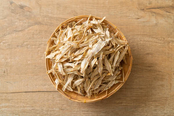 Kurutulmuş küçük çıtır balık.