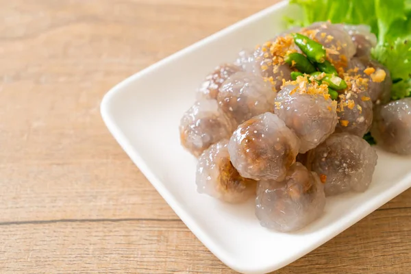 Şeffaf toplara Saku Sai Moo ya da buharda pişirilmiş Tapioca köfteleri deniyor.