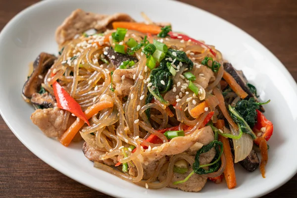 Japchae ya da karışık Kore vermicelli erişte sebzeli ve üzerine beyaz susamlı domuz eti - Kore geleneksel yemek tarzı