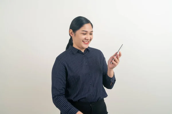 使用智能手机或白色背景手机的亚洲女性 — 图库照片
