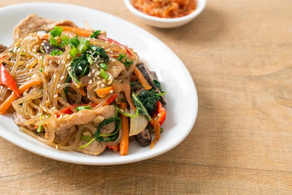 Japchae ya da karışık Kore vermicelli erişte sebzeli ve üzerine beyaz susamlı domuz eti - Kore geleneksel yemek tarzı