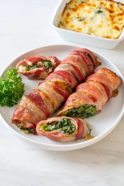 Fırında domuz pastırması, ıspanak ve peynir.