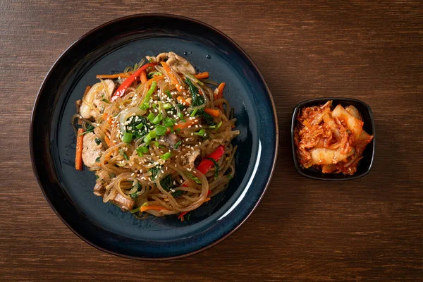 Japchae ya da karışık Kore vermicelli erişte sebzeli ve üzerine beyaz susamlı domuz eti - Kore geleneksel yemek tarzı