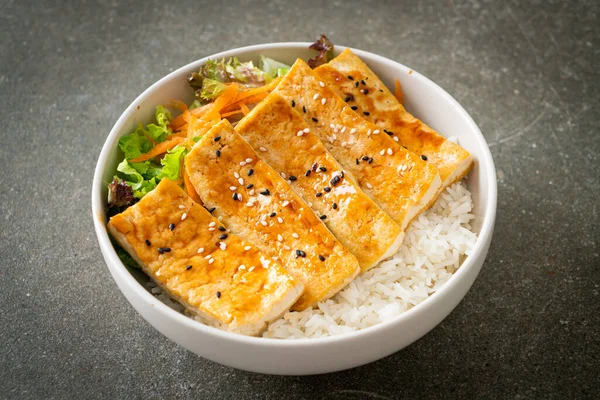 Teriyaki tofu pirinç kasesi - vejetaryen ve vejetaryen yemek tarzı