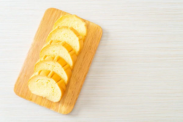 Tahtada dilimlenmiş patates ekmeği.