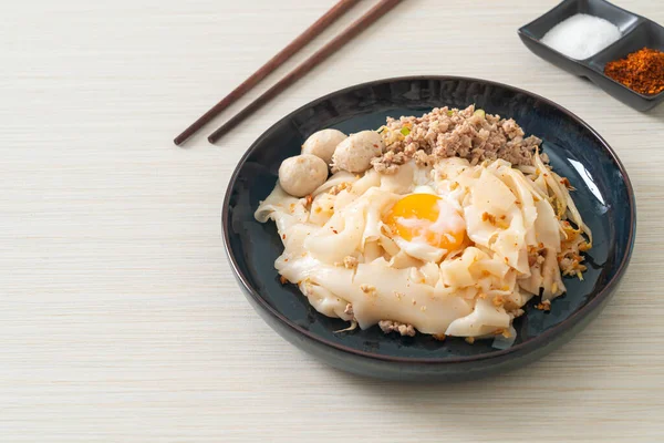 Kurutulmuş baharatlı erişte, kıymalı domuz eti, köfte ve yumurta Asya usulü.