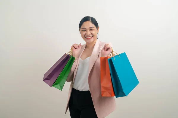 Asiatin Hält Einkaufstasche Mit Weißem Hintergrund Der Hand — Stockfoto